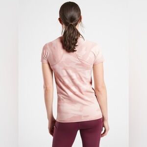 Athleta Momentum Seamless Camo Tee Orchard Pink Camo Size SP EUC
